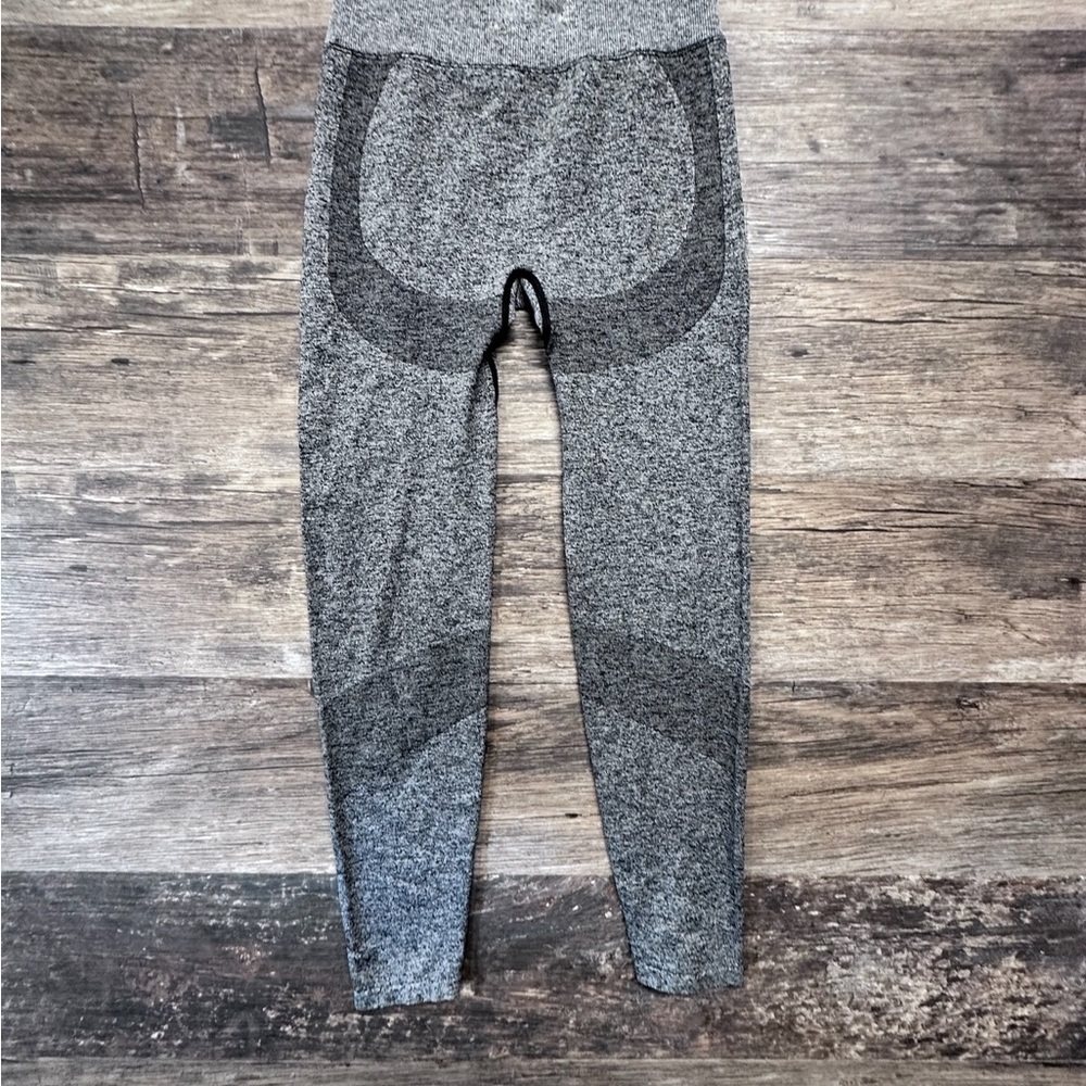 PINK Victoria's Secret Gray Leggings with Stretchy Fabric and Contoured Design - Picture 2 of 9